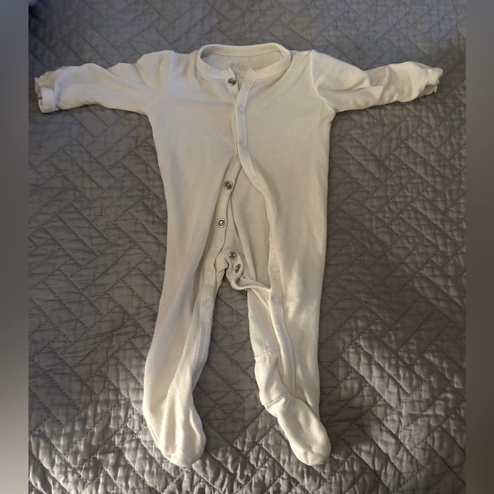 Kyte BABY white snap up bamboo sleeper. Size Preemie.
